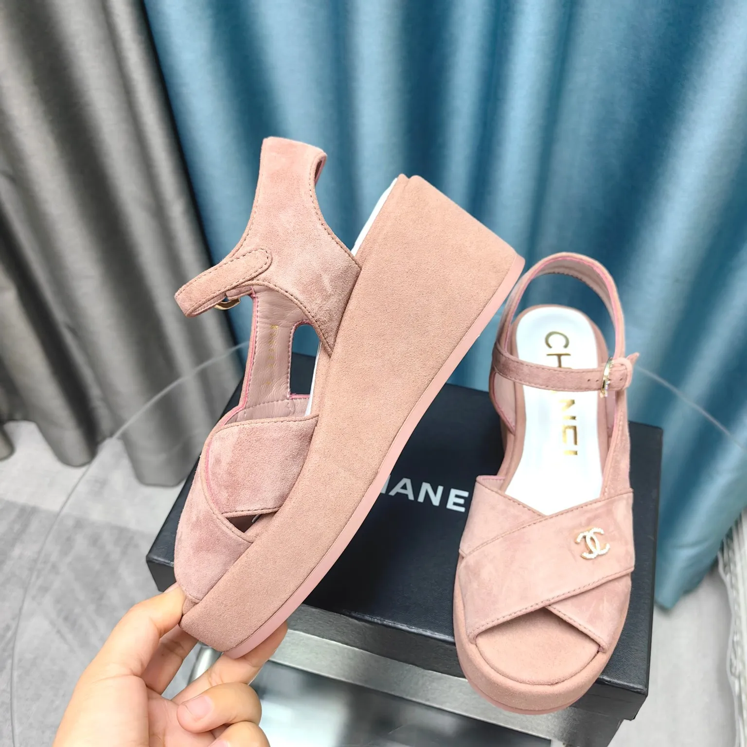 👟👟Ex-factory price 540👟👟 Top version Chanel/Chanel 24ss thick-soled lame-heeled sandals Material ☑️Fabric: patent leather/sheep ☑️Lining: sheepskin ☑️Outsole: original outsole ☑️Heel height: 7.5cm ☑️Number of yards: 35-40